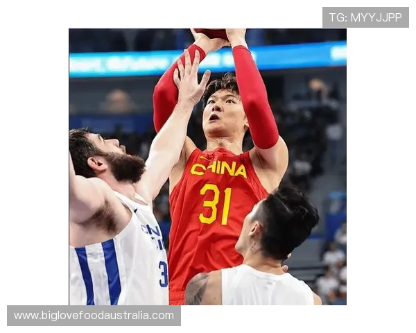 中国男篮逆转胜澳大利亚 决胜时刻王哲林关键篮板助力球队获胜 中国男篮逆转胜澳大利亚 决胜时刻王哲林关键篮板助力球队获胜