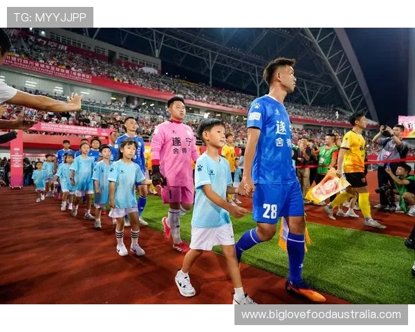 国足新帅亮相带队首训引发球迷热议全民期待赛事强势突破前景可期