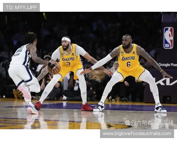 湖人队正式宣布詹姆斯复出 迎战雄鹿争夺东部第一位置