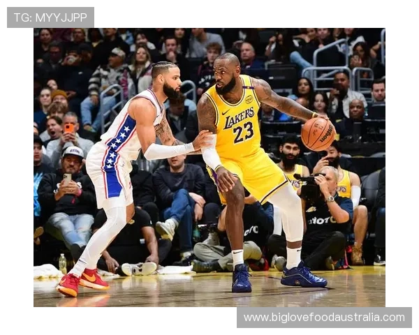 詹姆斯带领湖人逆袭快船，浓眉发挥神勇豪取三双再创纪录